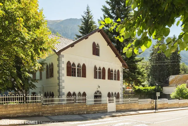 Villa histórica con 900 m2 de jardín en el corazón de Canfranc-Estación — 2