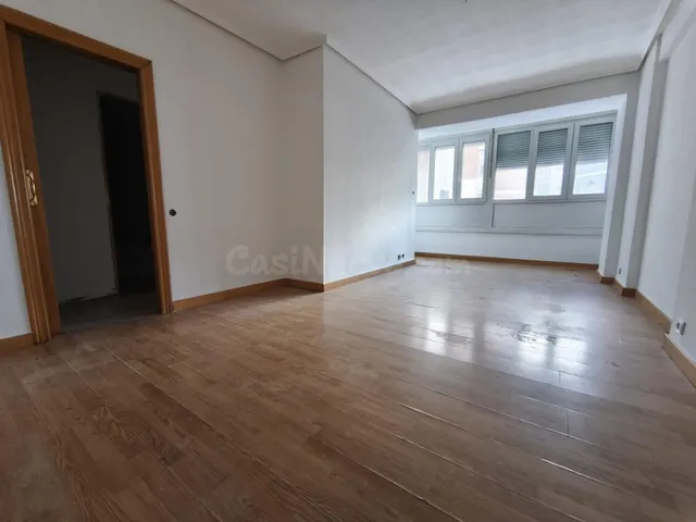 CASABANCO VENDE PISO DE TRES DORMITORIOS EN EL CENTRO DE MER - foto 3