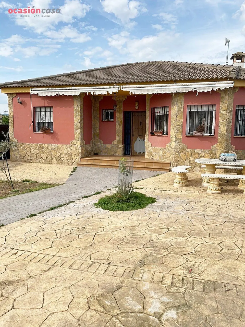 PARCELA DE 700 m2 , con 2 casas equipadas de cocina , habitaciones , baños ...!