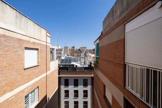 PISO EN ÚLTIMA PLANTA CON 3 DORMITORIOS, CALEFACCIÓN Y RECIÉN PINTADO EN MARQUÉS DE MONDÉJAR – JUNTO A ALHAMAR — 11