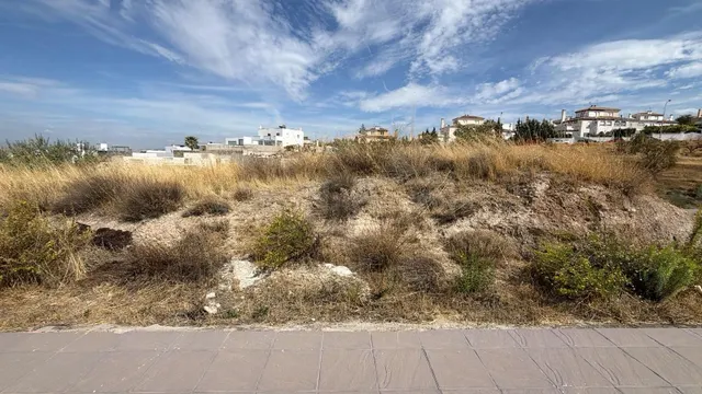 Terreno urbano en venta en La Zubia, en esquina.