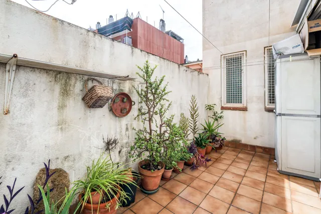 Piso 77m2., 3 Dormitorios, 2 Baños. Exterior con Patio y Ascensor. — 28