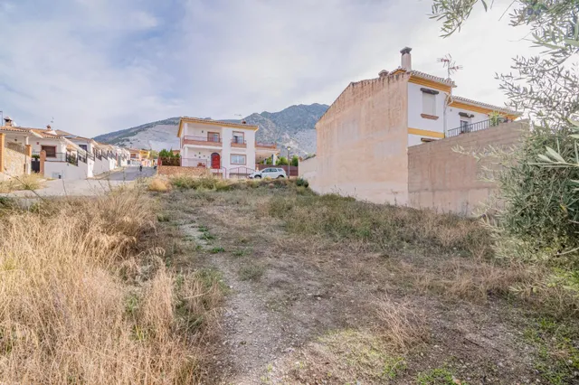 Se vende excelente parcela urbana de 439 m2, está en pendiente, pero  lista para construir, ubicada en una de las zonas residenciales más tranquilas y de mayor crecimiento de Dúrcal. — 6