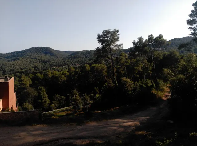 Espectacular terreno que da a dos calles, en Corbera de Llobregat, cerca Hotel Can Fisa. — 9