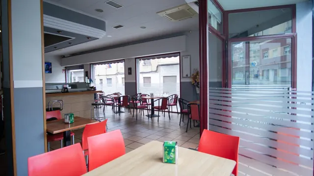 Local esquina zona avd. Alfonso XIII con licencia de apertura  para bar o cafetería — 2