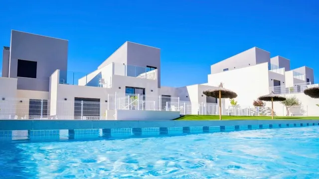 Preciosa casa adosada bien diseñada, en campo de golf, cerca - foto 2