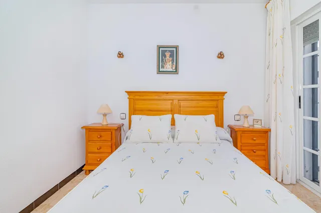 Chalet adosado en Salobreña playa, urb. privada con piscina y jardines. — 50