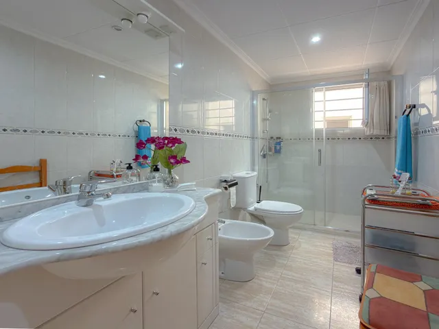 Centro! Estupendo apartamento con 2 dormitorios y 2 baños + Terraza con vistas laterales al mar + Piscina comunitaria — 18