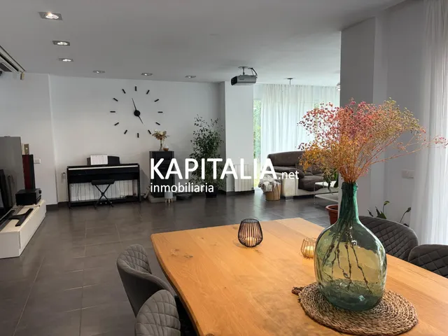 ESPECTACULAR CHALET DE DISEÑO EN URBANIZACIÓN CON PISCINA. — 28