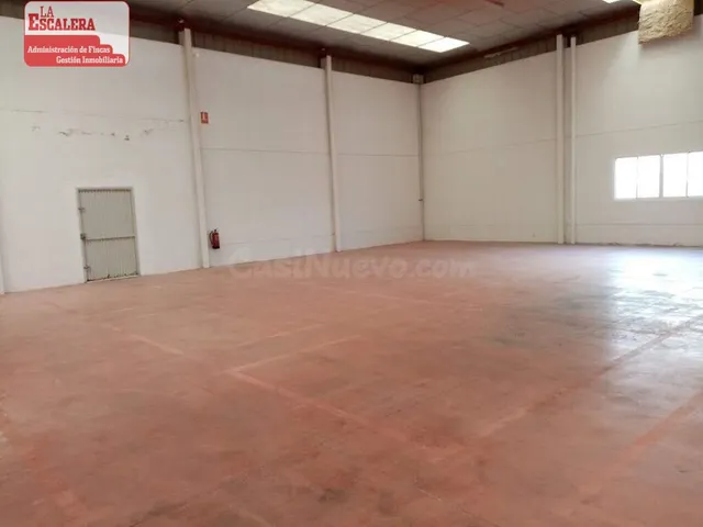 Nave diáfana de 700 m2 en una planta en polígono industrial  - foto 2