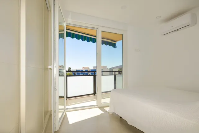 APARTAMENTO CON VISTAS AL MAR, ORIENTACIÓN SUR Y REFORMA DE ALTA CALIDAD — 12