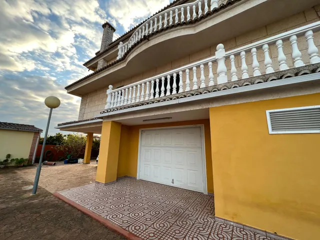 EXCELENTE CASA/CHALET, CON  MUY AMPLIA PARCELA, FRUTALES Y PISCINA, PLAYAS A 10 MINUTOS EN COCHES. — 17