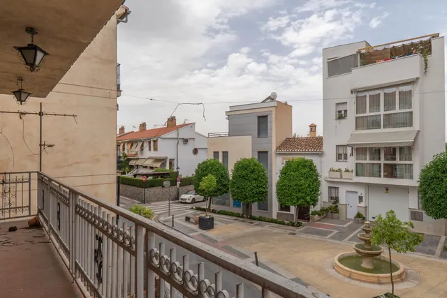 SE VENDE CASA CON UNA PARCELA DE 518 m2 (EN EL CENTRO DE LOS OGÍJARES). — 27