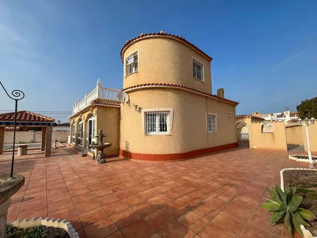 Chalet con piscina y amplias estancias en El Chaparral — 2