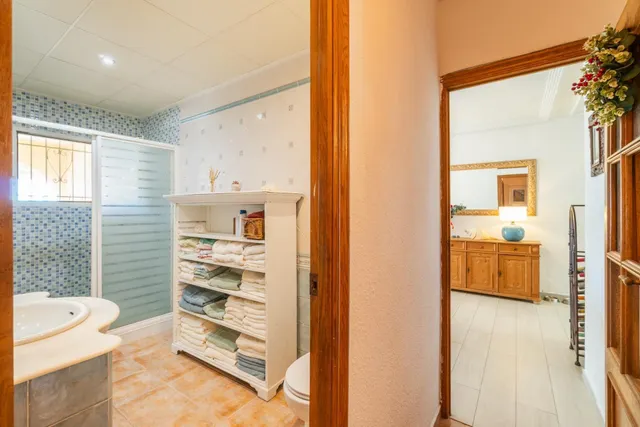 Maravilloso chalet pareado (aprox. 130 m2 + terrazas y garaje) con 4 dormitorios y 2 baños. Amplia parcela privada (516 m2) con jardín y gran piscina. — 34