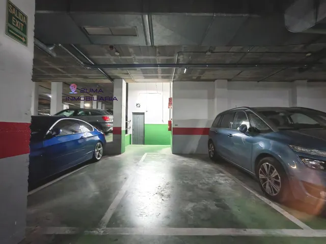 Amplio y Luminoso Piso en Carlos de Haya, Málaga. — 33