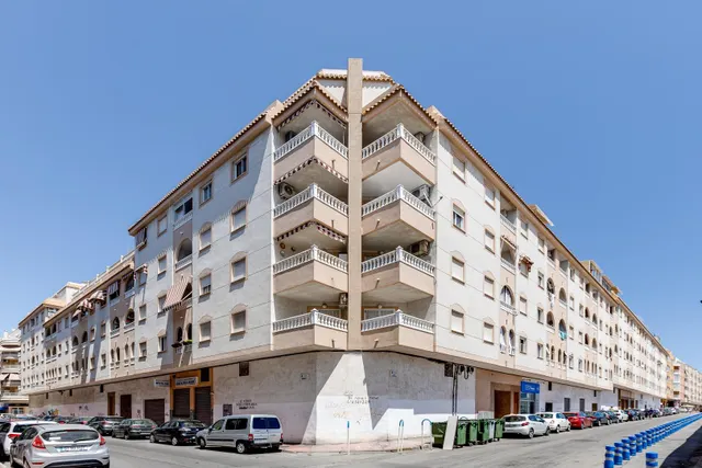 Apartamento de 2 dormitorios con piscina comunitaria en Torrevieja — 38