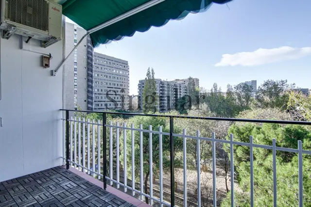 Luminoso piso reformado con balcón y vistas al Parque de Piscinas y Deportes — 3
