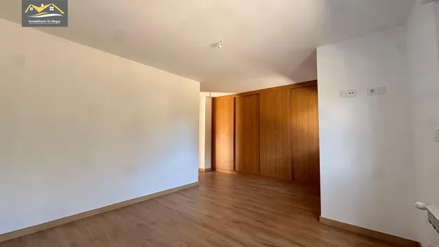 Chalé adosado, con terraza 30m , jardín 70m , garaje para 2 coches. 5 habitaciones. 3 baños. Cocina salón comedor de 35 m2. Magnificas vistas. Muy soleados — 49