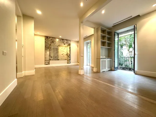 IMPRESIONANTE VIVIENDA EN CLAUDIO CUELLO ESQUINA JORJE JUAN — 11