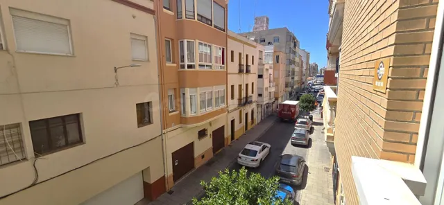 AMPLIO PISO CÉNTRICO CON GRAN TERRAZA CERCA DE LA PLAYA - foto 2