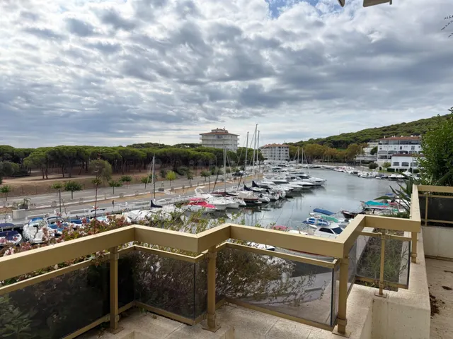 EXCLUSIVO PISO DE 130 M2 CON VISTAS AL PUERTO, TERRAZA, PISC