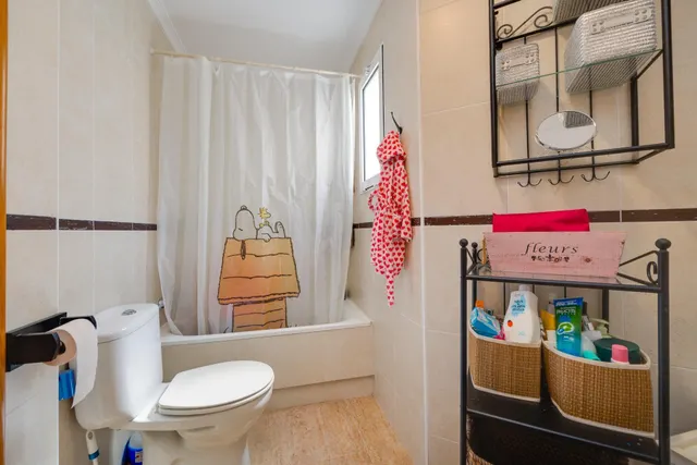 Apartamento de dos dormitorios con piscina comunitaria en el centro de Torrevieja — 27