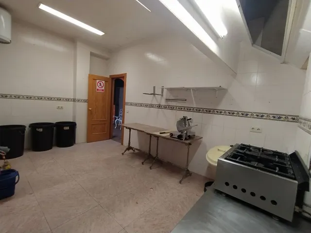 LOCAL COMERCIAL CERCANO AL CENTRO — 7