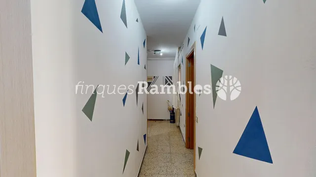 Amplio piso de 4 habitaciones en el centro de Vilanova del Camí — 19
