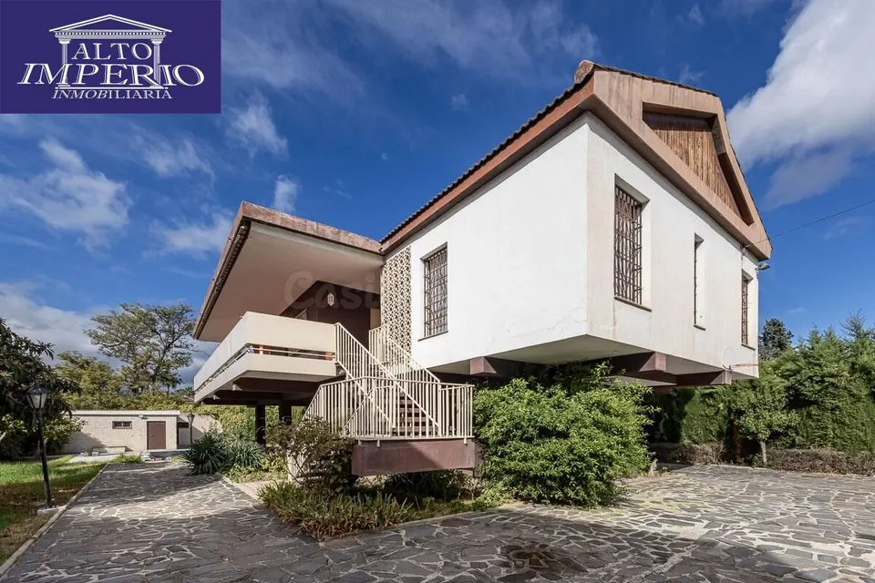 Gran casa con parcela y piscina en Cájar