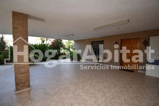 VILLA de 2 alturas con JARDÍN y PISCINA — 13
