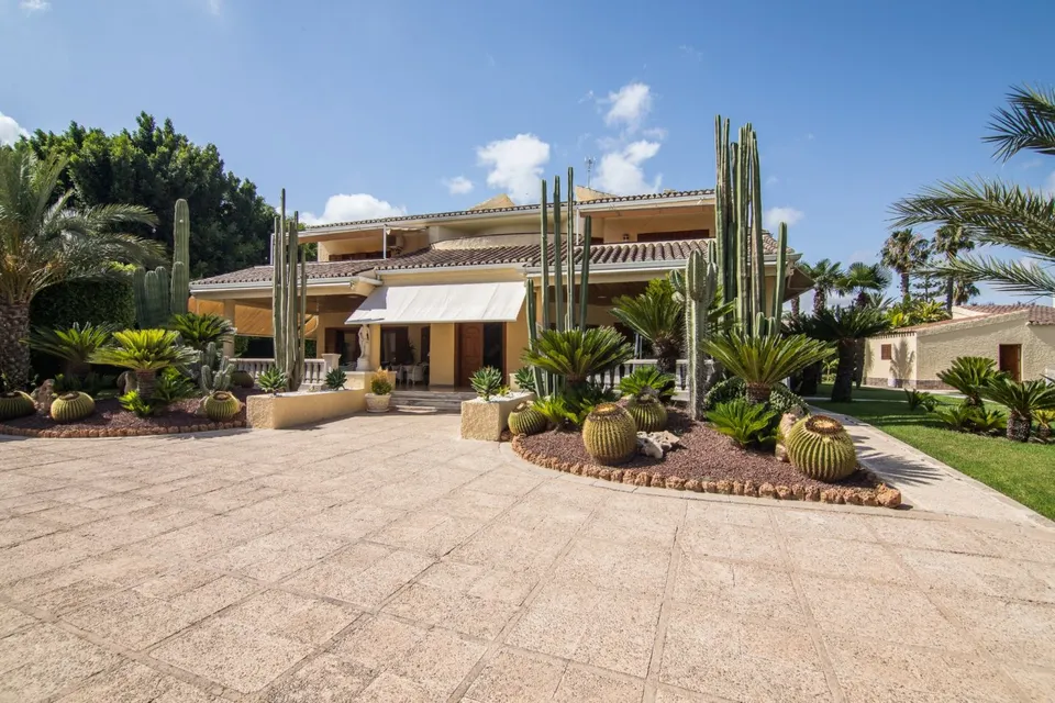 ¡villa de lujo con jardín botánico, piscina y pista de tenis en alzabares!