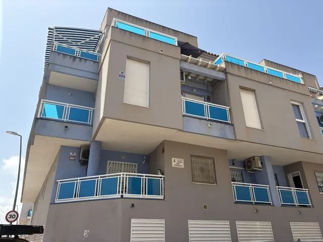 Apartamento céntrico, luminoso, y elegantemente reformado (1.ª planta). Balcón con orientación este, piscina comunitaria y a solo 800 m de Playa del Cura. — 32