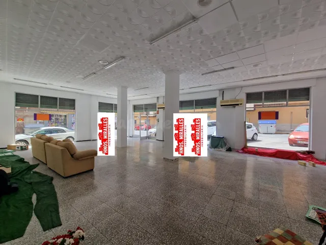 ¡¡ INTERESANTE LOCAL COMERCIAL DE ESQUINA CON CINCO ESCAPARA - foto 2