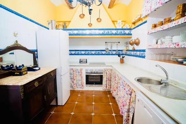 VENTA CASA CON TERRENO, PISICINA Y RESTAURANTE. — 6