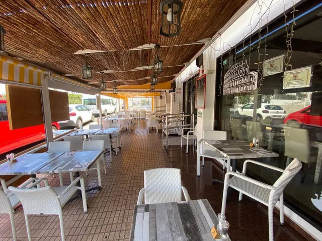 Traspaso de restaurante/pizzería con terraza grande en el ce - foto 2