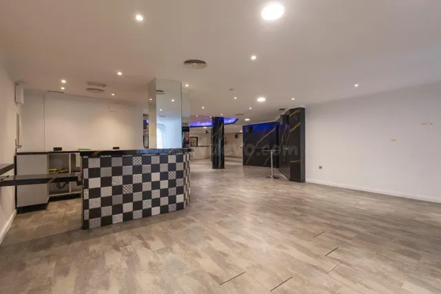 Local comercial 300m² en venta - Correos - foto 2