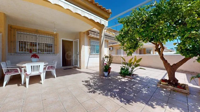Vivienda en esquina con 4 dormitorios, terraza y gran parcel - foto 3