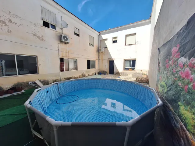 Amplia casa con 5 dormitorios, patio y planta baja ideal para garaje, negocio o proyecto — 36