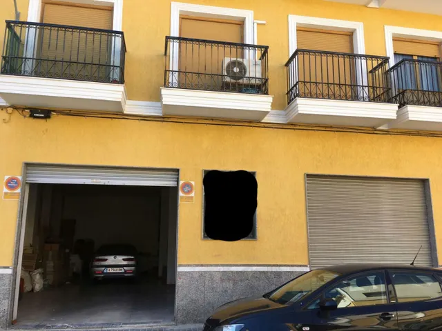 plaza de garaje super amplia ideal para 4 coches y sobra espacio. — 2