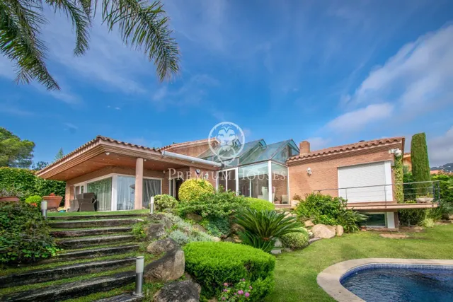 Preciosa casa de lujo en venta con vistas al mar y piscina e - foto 2