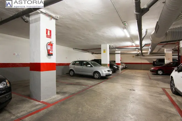 Plaza de garaje en camino de Ronda, junto Gimnasio Yo10 — 10