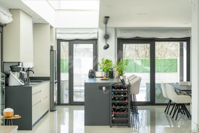 Chalet de lujo en venta en Colmenarejo con piscina climatizada — 11