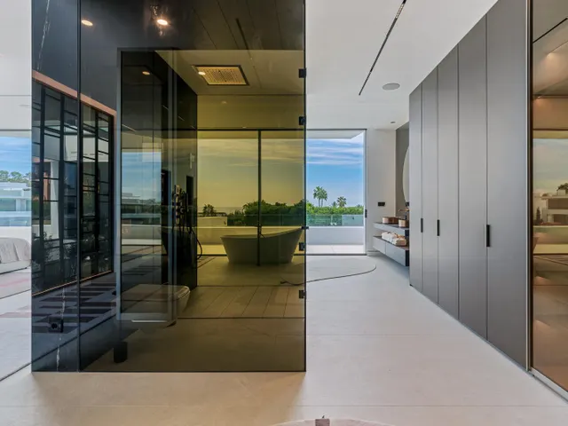 Sofisticada villa con vistas al mar en la Milla de Oro, Marbella — 23