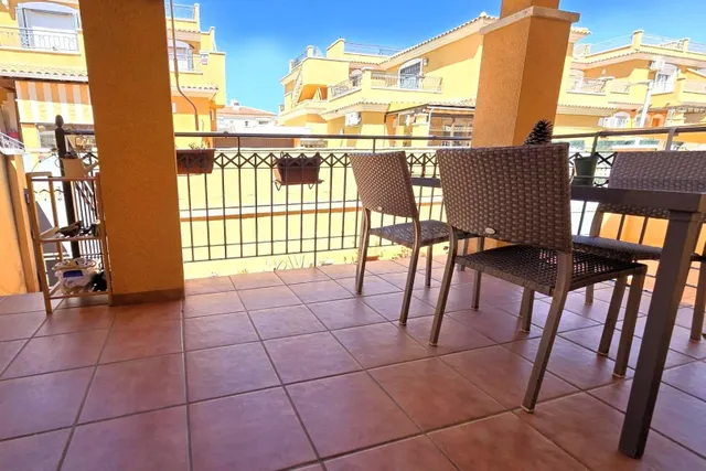 Casa adosada espaciosa y muy bien conservada (aprox. 94 m2 + - foto 3
