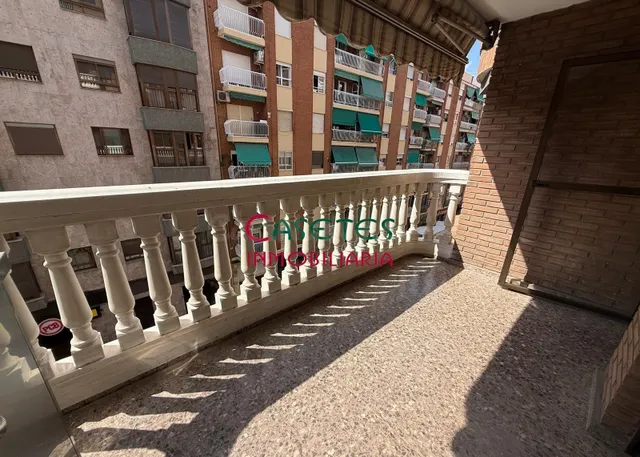 AMPLIA VIVIENDA CON PLAZA GARAJE DOBLE-CERRADA. - foto 2