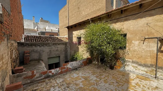 AMPLIA CASA CON 4 habitaciones, PATIO Y TERRAZA PARA REFORMAR EN ASPE. — 35