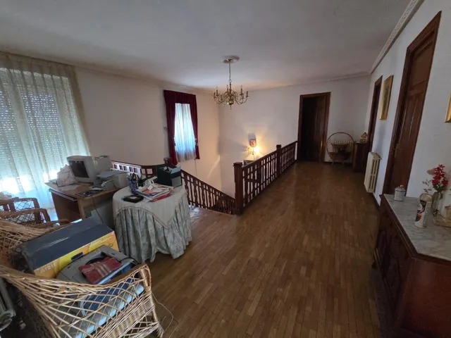 SE VENDE CASA EN VALENCIA DE DON JUAN, 2 PLANTAS, 5 HAB., 2 COCINA, BAÑO, ASEO, PATIO, COCHERA. — 16