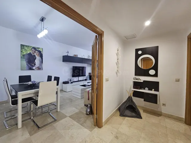 Amplio piso de 3 dormitorios con terraza, garaje, trastero y - foto 2