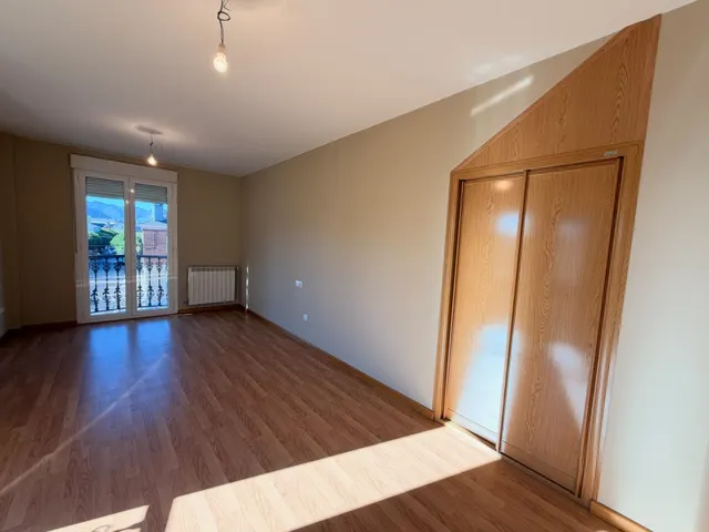 VENTA: Amplio Chalet en la Exclusiva Zona de Compostilla. — 18